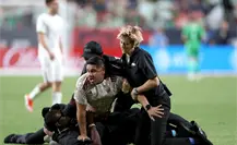 México vs Uruguay termina con invasión a la cancha y pelea en las gradas
