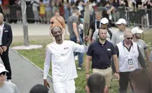 Snoop Dogg se roba la atención al portar la antorcha olímpica Snoop Dogg se roba la atención al portar la antorcha olímpica