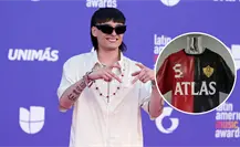 ¡Impresionante! Peso Pluma recibe playera del Atlas con escudo de 14 kilates ¡Impresionante! Peso Pluma recibe playera del Atlas con escudo de 14 kilates