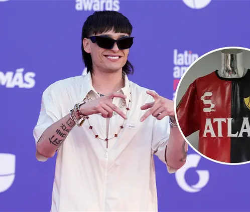 Peso Pluma recibió un regalo especial previo a la Jornada 16 del Apertura 2025, donde Atlas enfrentará a Toluca.