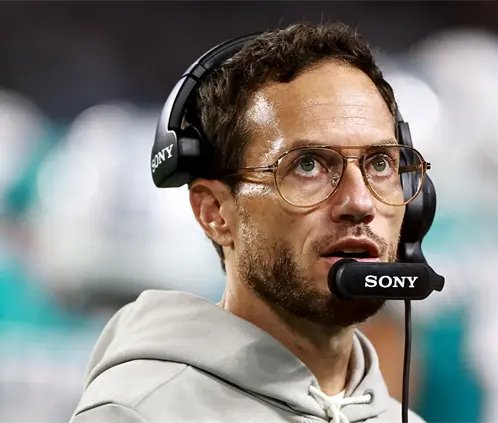 Mike McDaniel resiste la tormenta y se mantiene con los Dolphins (Photo by Carmen Mandato/Getty Images) Mike McDaniel resiste la tormenta y se mantiene con los Dolphins (Photo by Carmen Mandato/Getty Images)