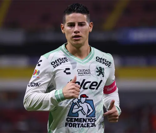 El guardaespaldas de James Rodríguez fue captado empujando a un fan que quería un autógrafo. Getty Images El guardaespaldas de James Rodríguez fue captado empujando a un fan que quería un autógrafo. Getty Images