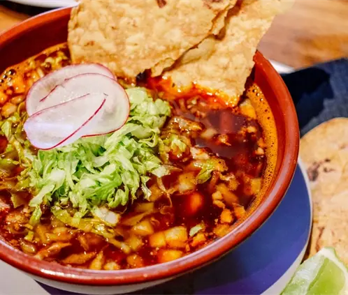 Profeco te enseña a hacer pozole barato a solo 35 pesos por persona (Foto: Canva)