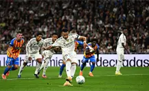 Real Madrid golea al Valencia y es líder indiscutido en España, ¿A cuántos puntos queda del Barça? Real Madrid golea al Valencia y es líder indiscutido en España, ¿A cuántos puntos queda del Barça?