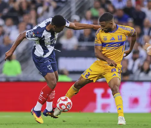 La más reciente edición del Clásico Regiono decepcionó con un partido completo (Ricardo Rodríguez / POSTA Deportes)