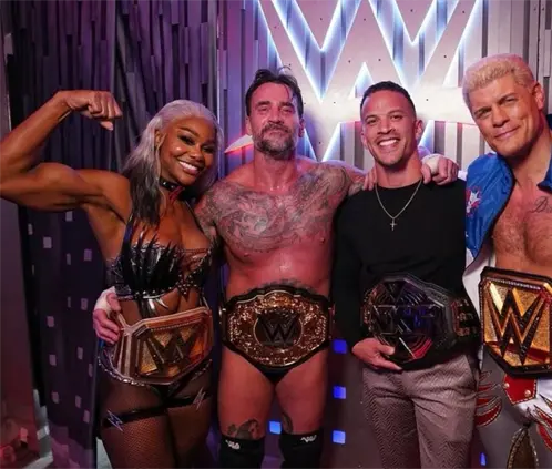 CM Punk se sumó a la lista de ex AEW en coronarse campeones de la WWE en Saturday Nights Main Event. @WWE