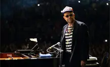El líder de Gorillaz, Damon Albarn, muestra su amor por Chivas. El líder de Gorillaz, Damon Albarn, muestra su amor por Chivas.