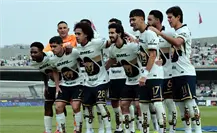 Jugadores de Pumas le dan la espalda a la Rebel durante el himno universitario