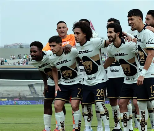Jugadores de Pumas le dan la espalda a la Rebel durante el himno universitario (Foto: Daniel Gámez / POSTA Deportes)