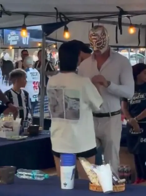 El Grande Americano y la comentarista Andrea Bazarte habría hecho oficial su relación en el Clásico Regio 141. @WWE El Grande Americano y la comentarista Andrea Bazarte habría hecho oficial su relación en el Clásico Regio 141. @WWE