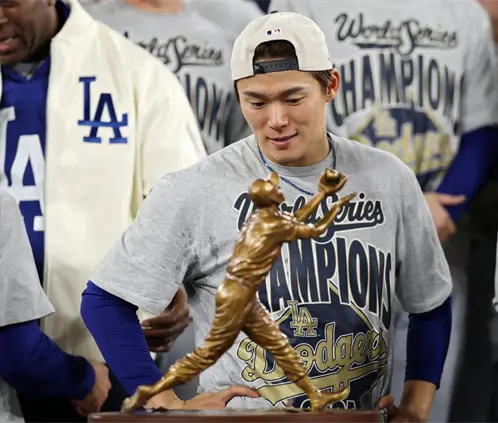 Yoshinobu Yamamoto se convirtió en el primer pitcher en una década en lanzar un juego completo en el segundo de la Serie Mundial (Getty Images)