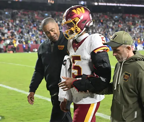Jayden Daniels sufre grave lesión en la derrota ante Seattle (Photo by Greg Fiume/Getty Images)