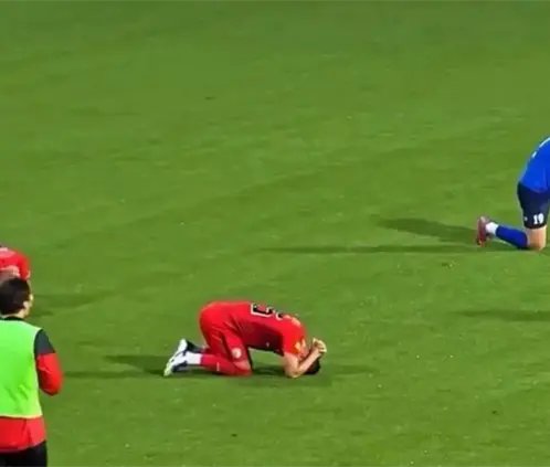 Tragedia en Serbia: técnico del Radnicki 1923 muere en pleno juego (captura X) Tragedia en Serbia: técnico del Radnicki 1923 muere en pleno juego (captura X)