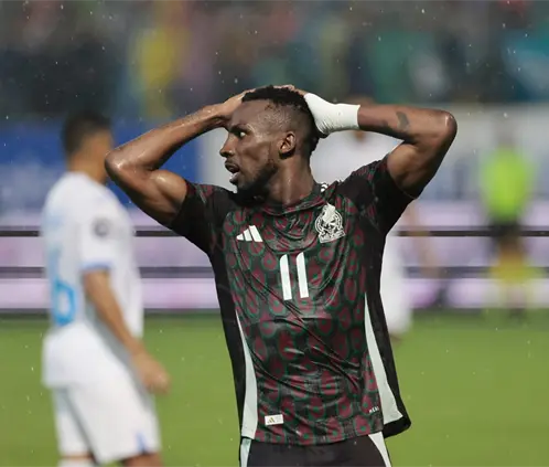 Julián Quiñones se lesiona y preocupa al Tri antes de la Fecha FIFA (Photo by Jorge Salvador Cabrera/Getty Images) Julián Quiñones se lesiona y preocupa al Tri antes de la Fecha FIFA (Photo by Jorge Salvador Cabrera/Getty Images)