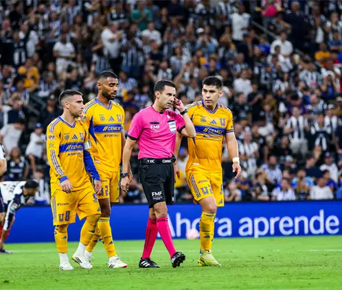 César Ramos quedó fuera de la fecha 17 del Apertura 2025 por sus errores en el Clásico Regio 141. Ricardo Rodríguez