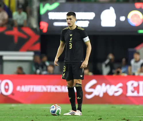 César Montes sufrió un golpe en la cabeza en Rusia, y quedaría fuera de la Selección Mexicana para la Fecha FIFA de noviembre. Getty Images