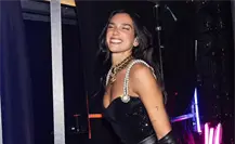 Dua Lipa juega contra River Plate previo al Superclásico con Boca Juniors