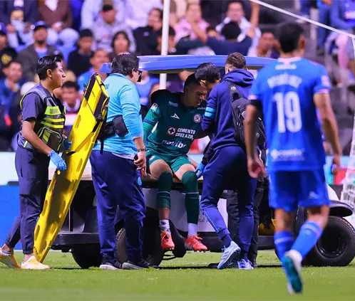 Kevin Mier fue uno de los lesionados del Cruz Azul vs. Pumas. Getty Images