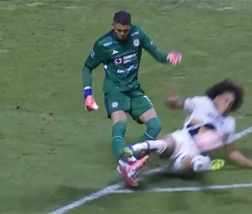 El Cruz Azul pediría la inhabilitación de Adalberto Carrasquilla por la violenta entrada que lesionó a Kevin Mier. @TUDN