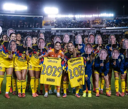 Itzel Velasco e Irene Guerrero fueron vitoreadas en el estadio tras extender su vínculo (X: @AmericaFemenil) Itzel Velasco e Irene Guerrero fueron vitoreadas en el estadio tras extender su vínculo (X: @AmericaFemenil)