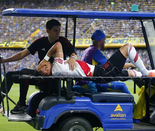 Maxi Meza se quedará sin jugar lo que resta del 2025 tras salir lesionado en el Superclásico Argentino con River Plate. Getty Images Maxi Meza se quedará sin jugar lo que resta del 2025 tras salir lesionado en el Superclásico Argentino con River Plate. Getty Images