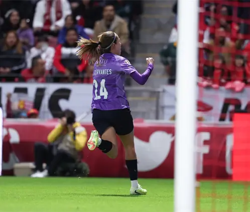 Cervantes marcó dos golazos y mete al Rebaño a la siguiente ronda (X: @ChivasFemenil) Cervantes marcó dos golazos y mete al Rebaño a la siguiente ronda (X: @ChivasFemenil)