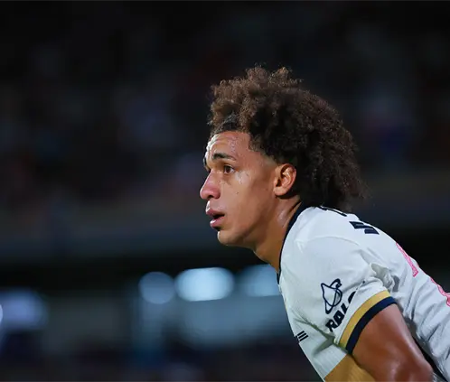 Adalberto Carrasquilla de Pumas comenzó a recibir varias amenazas tras lesionar a Kevin Mer del Cruz Azul. Getty Images