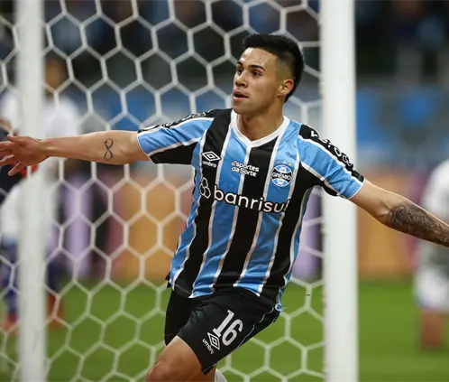 Tigres de nueva cuenta está interesado en firmar a Alexander Aravena de Gremio. Getty Images Tigres de nueva cuenta está interesado en firmar a Alexander Aravena de Gremio. Getty Images