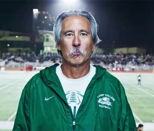 El coach John Beam, protagonista de la temporada cinco de Last Chance U de Netflix, fue hospitalizado tras ser atacado a tiros en Oakland. @JUCOFFrenzy El coach John Beam, protagonista de la temporada cinco de Last Chance U de Netflix, fue hospitalizado tras ser atacado a tiros en Oakland. @JUCOFFrenzy