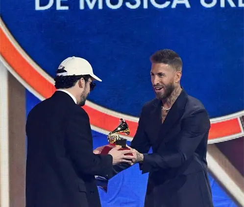 Sergio Ramos le entregó el Latin Grammy a Bad Bunny por Mejor Álbum de Música Urbana. @ArchiveBenito