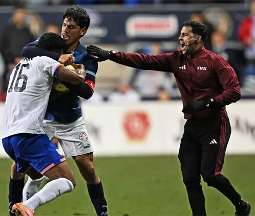 Los jugadores de Estados Unidos y Paraguay se fueron a los golpes sobre el final de su encuentro correspondiente a la fecha FIFA. Los jugadores de Estados Unidos y Paraguay se fueron a los golpes sobre el final de su encuentro correspondiente a la fecha FIFA.