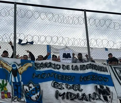 El Midland, recién ascendido a la segunda división argentina, ha sorprendido por el apoyo de su barra al Monterrey. @Barras_LATAM El Midland, recién ascendido a la segunda división argentina, ha sorprendido por el apoyo de su barra al Monterrey. @Barras_LATAM