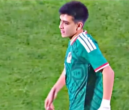 Gilberto Mora regresa a las canchas con México en partido especial (Foto: Captura transmisión México vs Paraguay)
