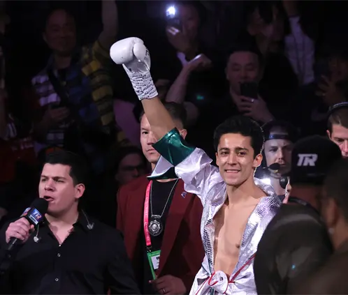 El tapatío detiene su fajín de peso pluma con TKO en San Luis Potosí. Getty Images