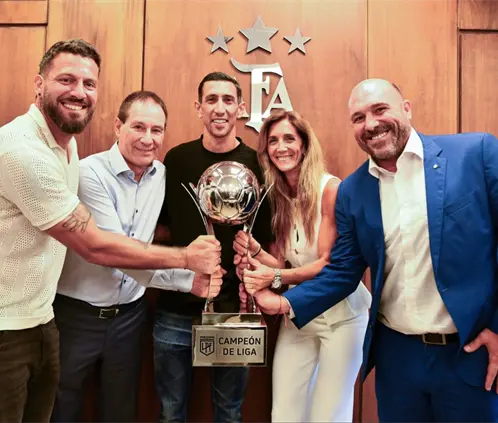 Ángel Di María recibió el flamante título que ganó Rosario Central en la mesa (X: @LigaAFA)