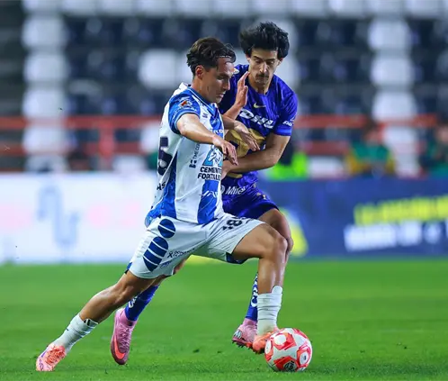 Pachuca y Pumas se juegan su futuro en el torneo