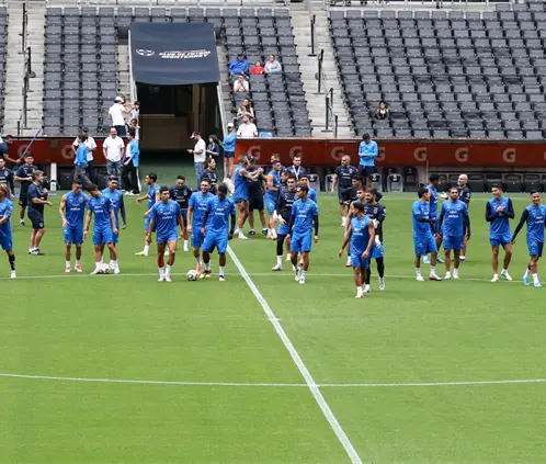 Solo 2000 aficionados se dieron cita para el entrenamiento a puerta abierta de Rayados en el BBVA. Nora Guerrero