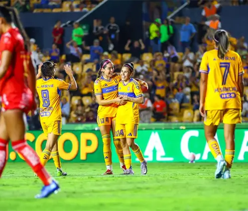 Lizbeth Ovalle volvió a Nuevo León, para apoyar a Tigres Femenil en la Final del Apertura 2025. Nora Guerrero
