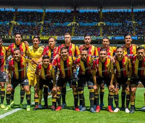 Ex jugador de Leones Negros saca un arma en plena cancha Ex jugador de Leones Negros saca un arma en plena cancha