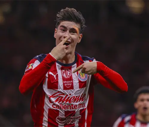 Amaury Vergara sorprende a la ‘Hormiga’ González con un regalo. (Photo by Simon Barber/Getty Images)