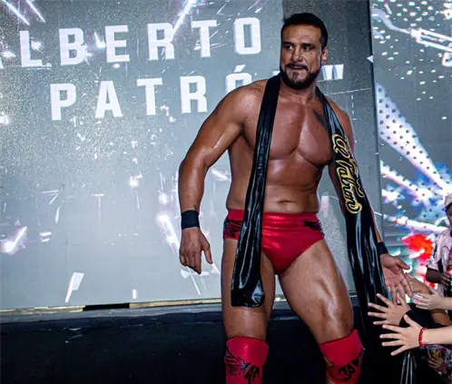 Alberto El Patrón canceló su lucha en Chile para seguir en La Granja VIP. @PrideOfMexico