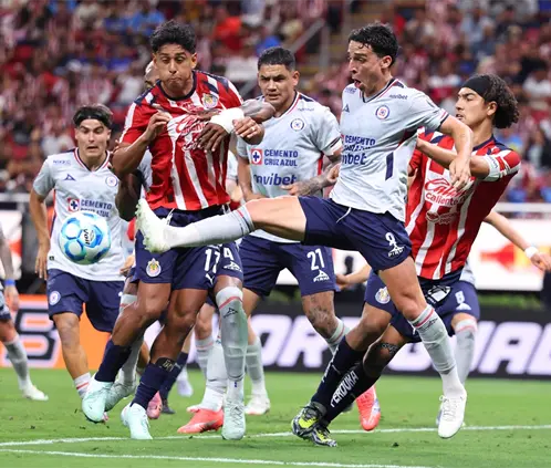 Chivas vs. Cruz Azul: ¿Cómo y dónde ver la ida de cuartos de final del Apertura 2025?  (Photo by Simon Barber/Getty Images)