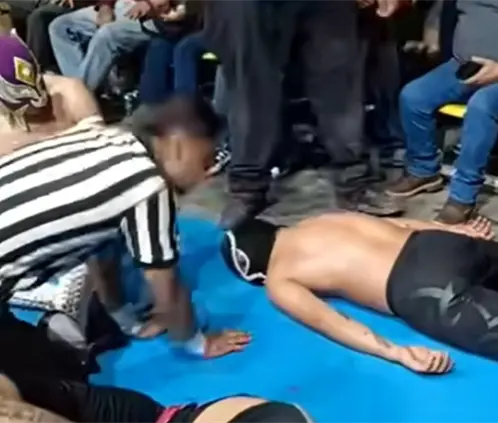 El luchador Bendito fue hospitalizado y operado de emergencia tras estrellarse de cabeza durante una función en Reynosa. @luchalibrecdvictoria El luchador Bendito fue hospitalizado y operado de emergencia tras estrellarse de cabeza durante una función en Reynosa. @luchalibrecdvictoria