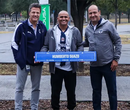 Humberto Suazo es inmortalizado en las inmediaciones del Gigante de Acero (Nora Guerrero / POSTA Deportes) Humberto Suazo es inmortalizado en las inmediaciones del Gigante de Acero (Nora Guerrero / POSTA Deportes)