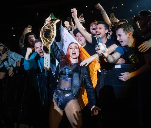 Becky Lynch dio a conocer que un ex talento de WWE acosaba mujeres. @WWE