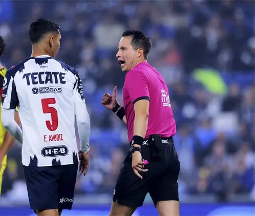 El árbitro Jesús Rafael López Valle será castigado por sus errores en el Rayados vs. América. Ricardo Rodríguez
