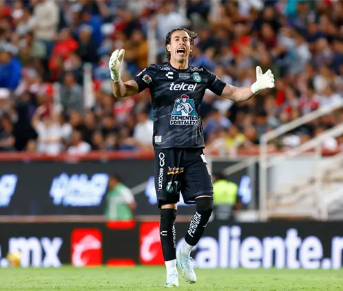 Óscar Jiménez, portero de León, fue detenido en Canadá por infringir el reglamento de tránsito de ese país. Getty Images