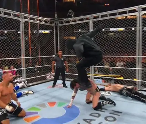 El enmascarado de Survivor Series sería Austin Theory, que se uniría a The Vision. @WWE El enmascarado de Survivor Series sería Austin Theory, que se uniría a The Vision. @WWE