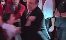 Paul Heyman empuja a un niño tras el final de WWE Survivor Series