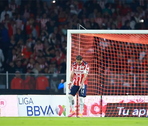 Esto pasará con Chicharito tras la eliminación de Chivas en cuartos de final (Photo by Manuel Velasquez/Getty Images)
